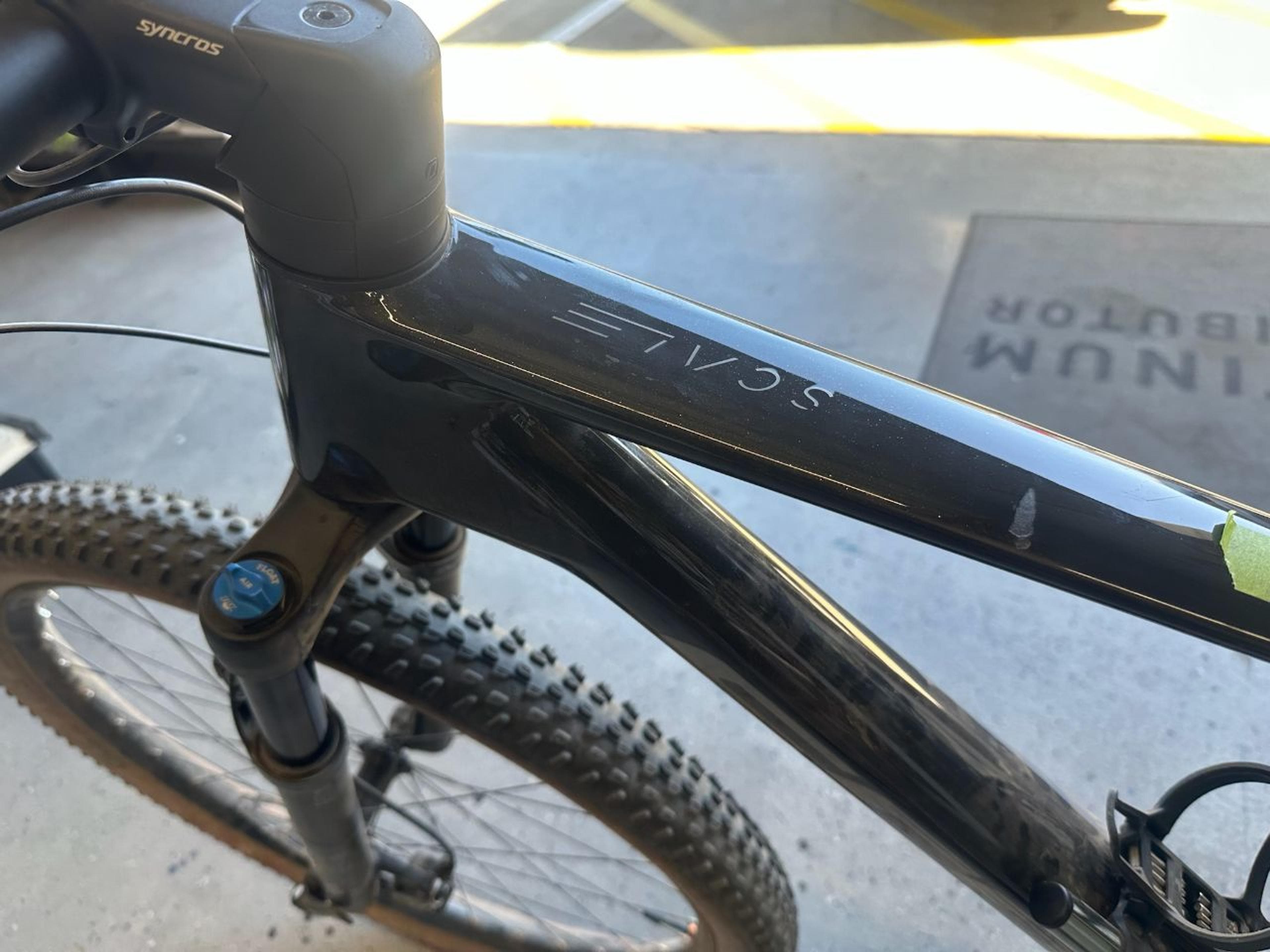 Close-up of damaged top tube on a Scott Scale RC carbon fiber mountain bike frame