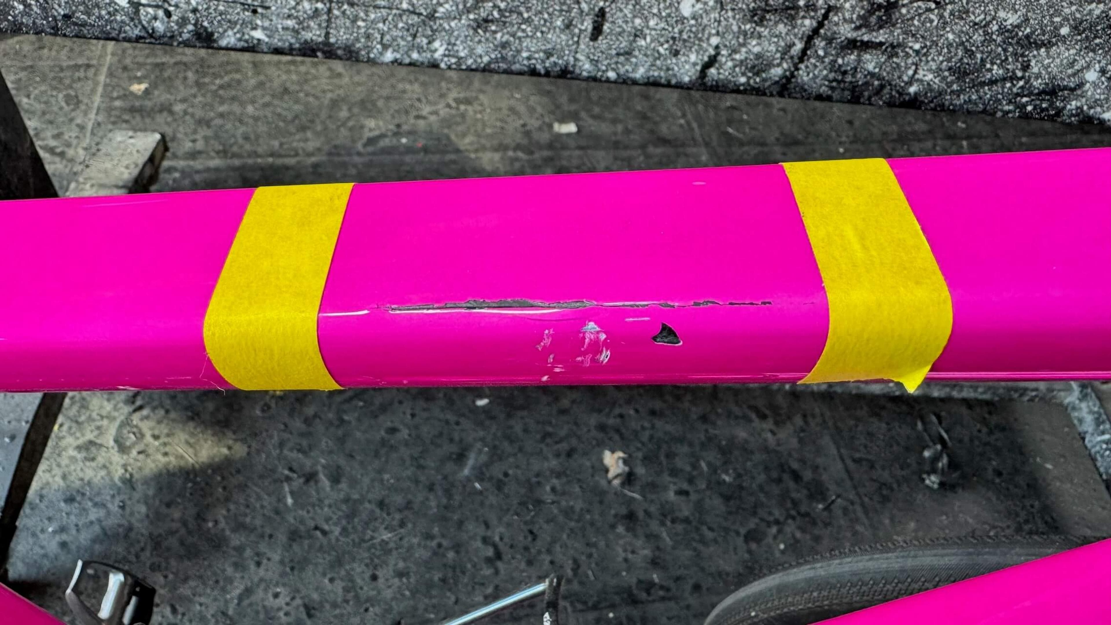 Crack and surface damage on Quintana Roo SRfive carbon fiber top tube